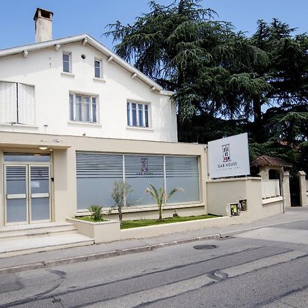 Gab House Hotel Bron Bagian luar foto