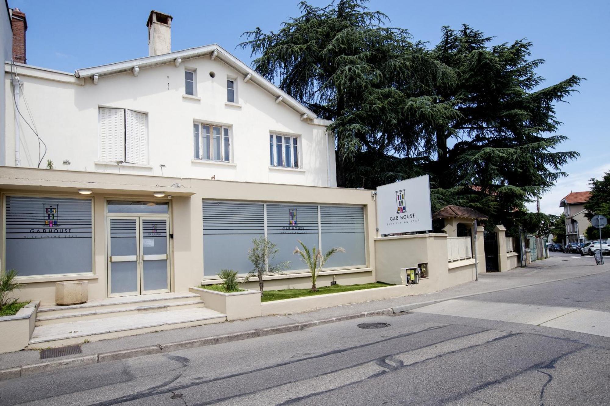 Gab House Hotel Bron Bagian luar foto