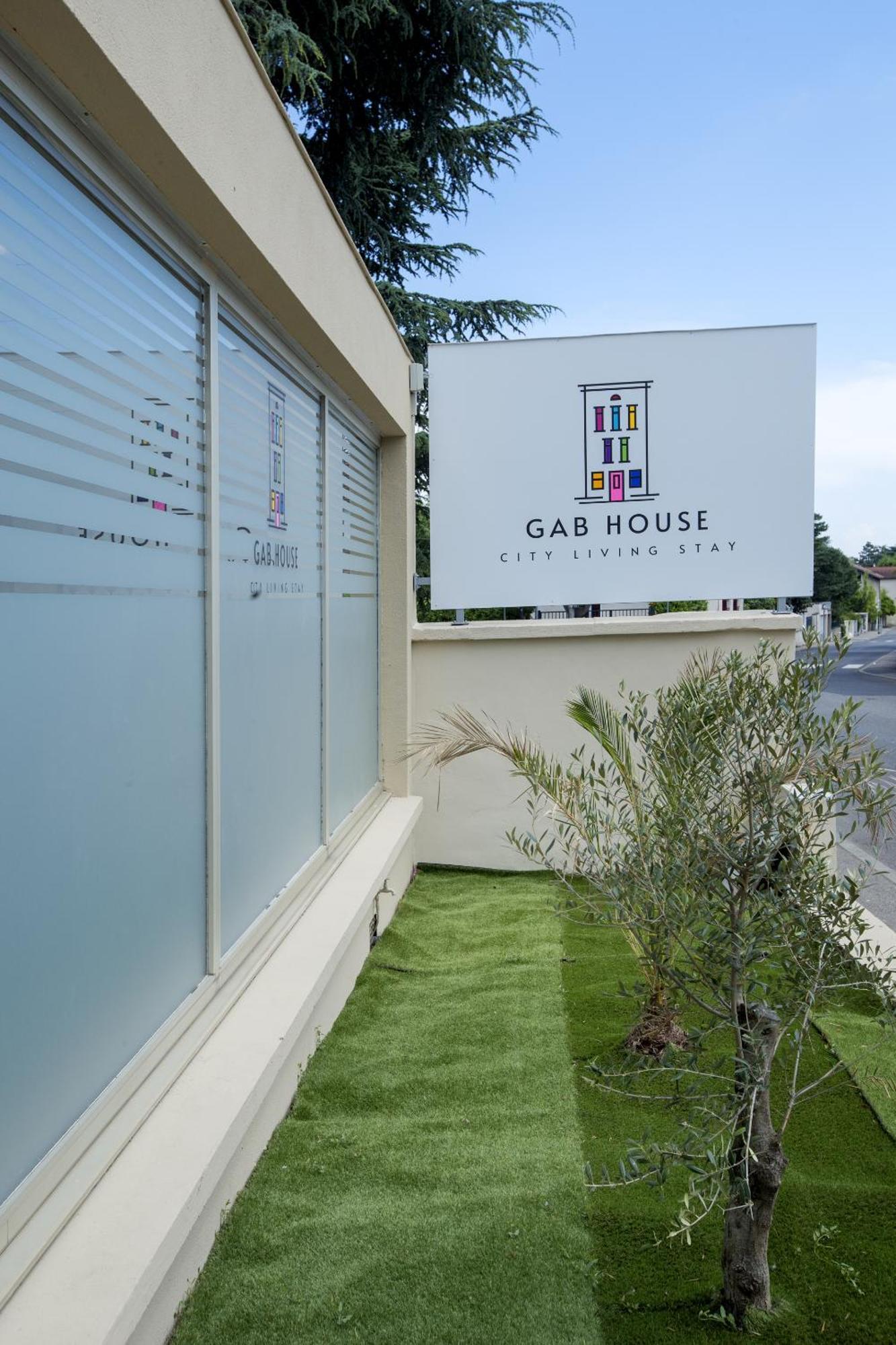 Gab House Hotel Bron Bagian luar foto