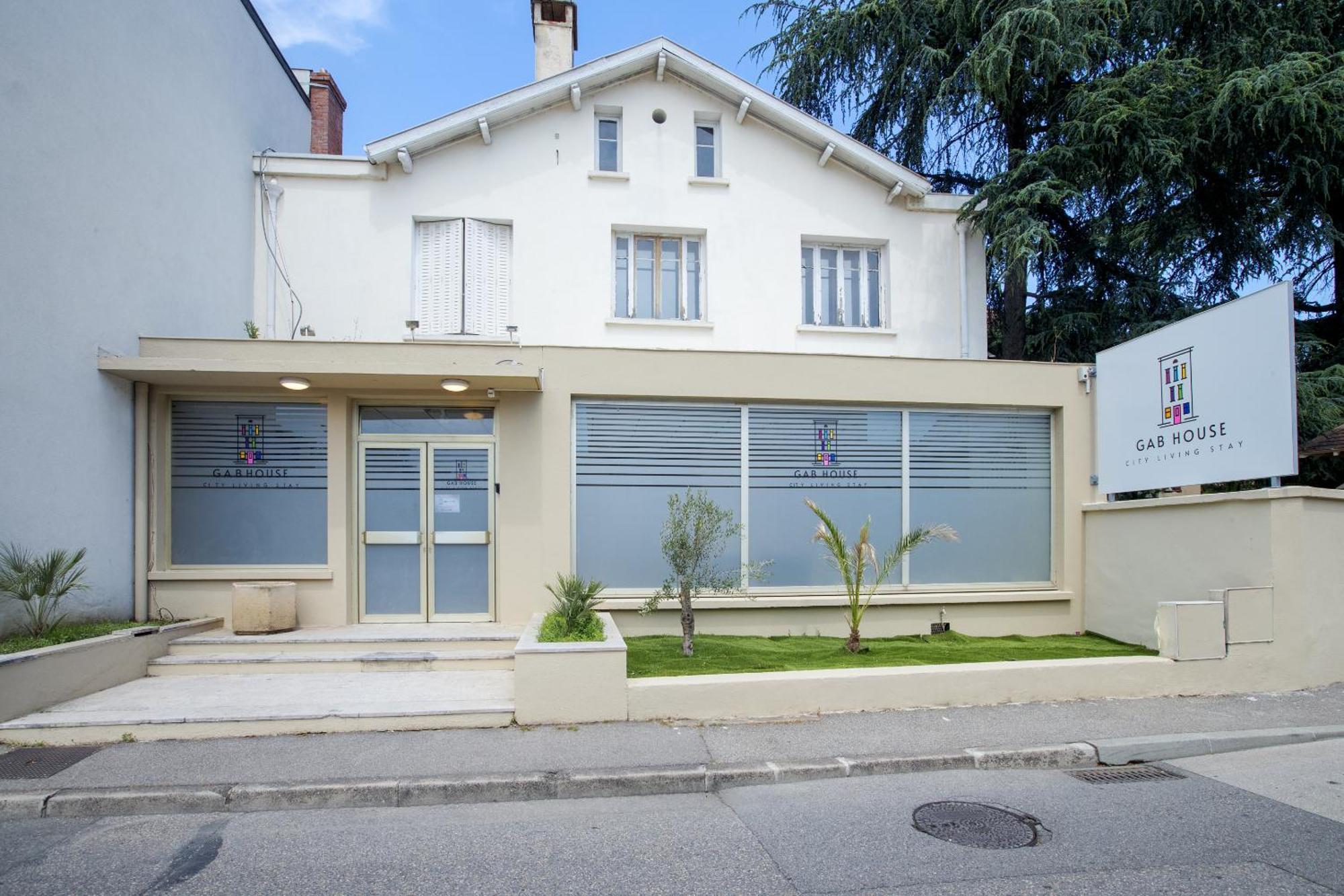 Gab House Hotel Bron Bagian luar foto